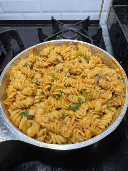 Macarrão com sardinha delicioso pronto para servir
