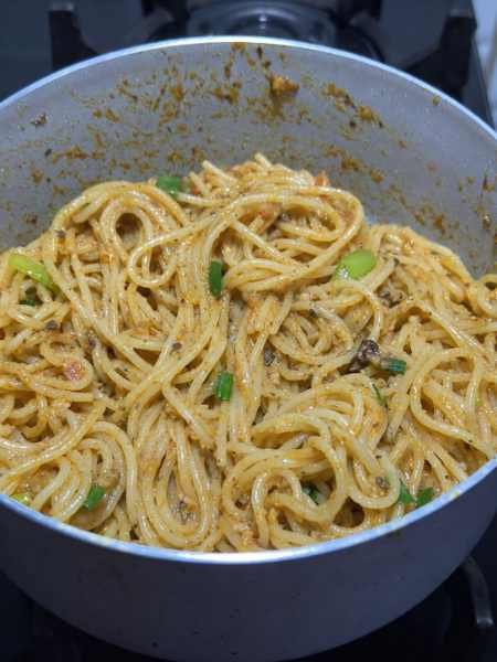 Macarrão com sardinha gostoso pronto para servir