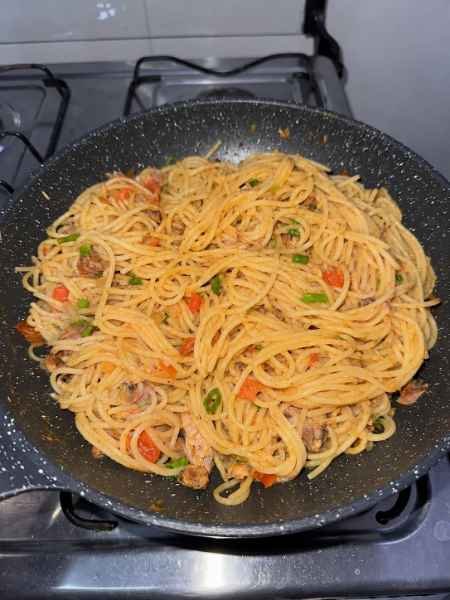 Macarrão com sardinha perfeito pronto para servir