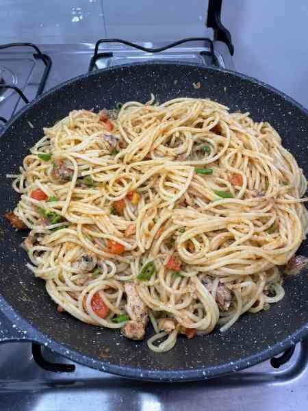 Macarrão com sardinha pronto para servir