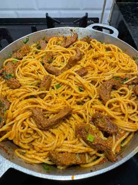 Macarrão com tirinhas de carne delicioso pronto para servir