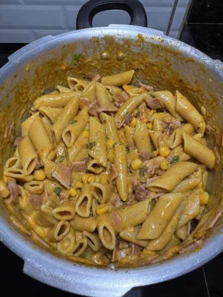 Macarrão cremoso pronto para servir