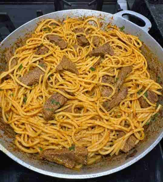 Macarrão delicioso com iscas de carne fácil pronto para servir