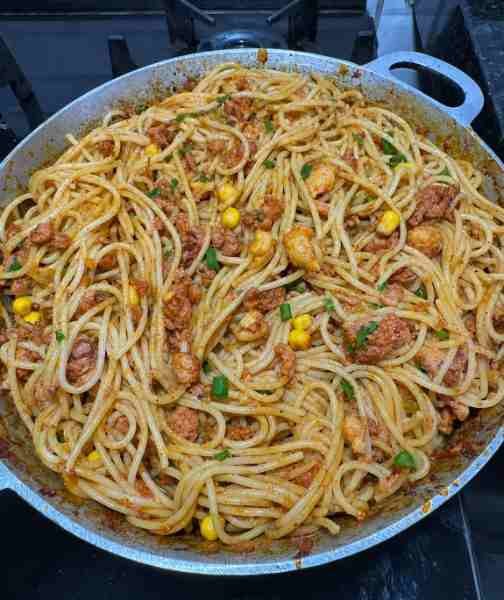 Macarrão delicioso com linguiça toscana pronto para servir