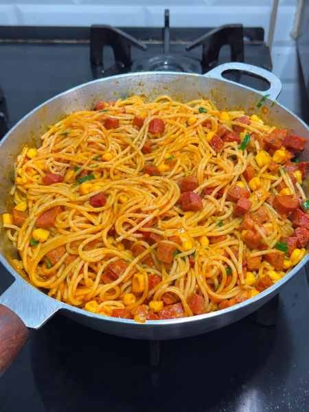 Macarronada de calabresa pronto para servir