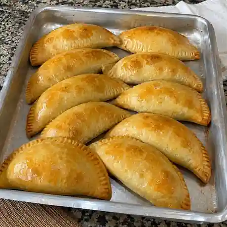 PASTEL ASSADO DE PRESUNTO E QUEIJO pronto para servir