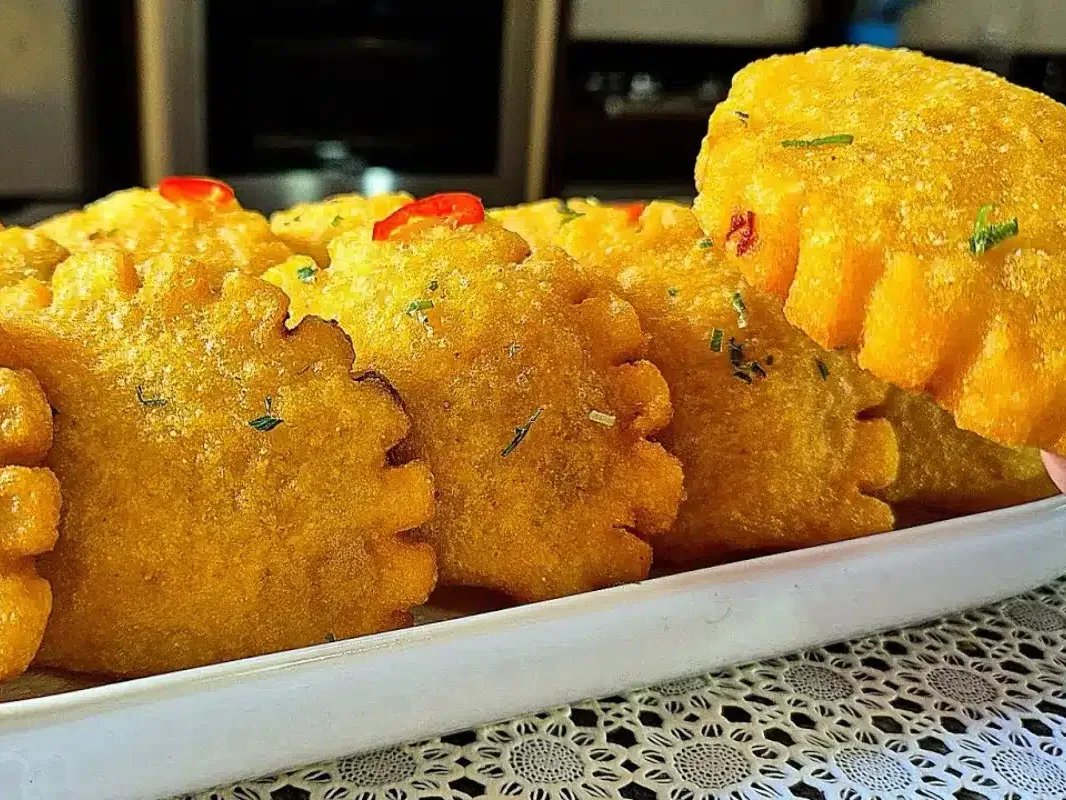 Pastelzinho de fubá (sem farinha de trigo) — crocante por fora