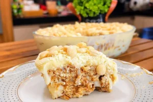 Pavê cremoso em travessa com biscoito maisena e chocolate branco