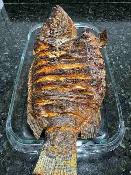 Peixe assado pronto para servir