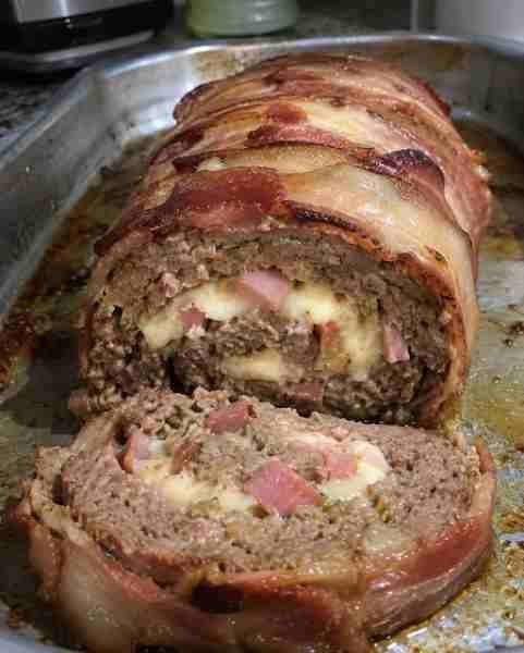 Rocambole de Carne Moída com Bacon Recheado pronto para servir