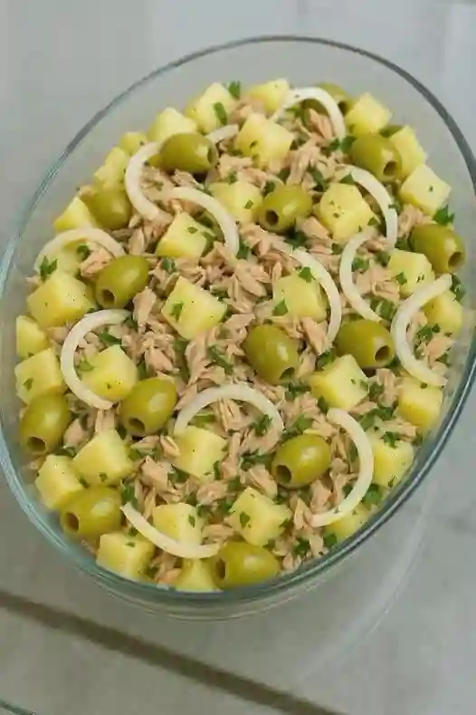 Salada de batatas com atum pronto para servir