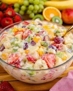 Salada de Frutas Cremosa, Fácil e Refrescante pronto para servir