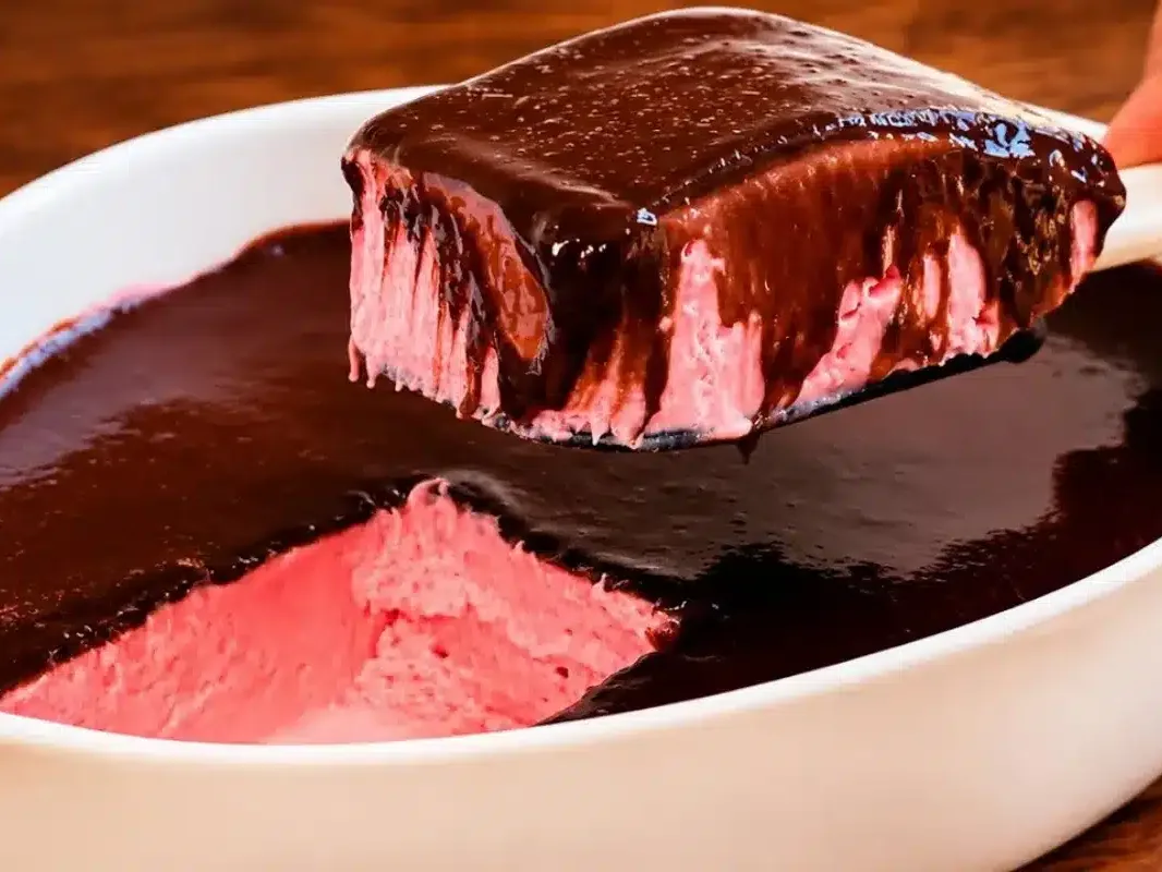 Sobremesa geladinha de morango com creme e cobertura de gelatina