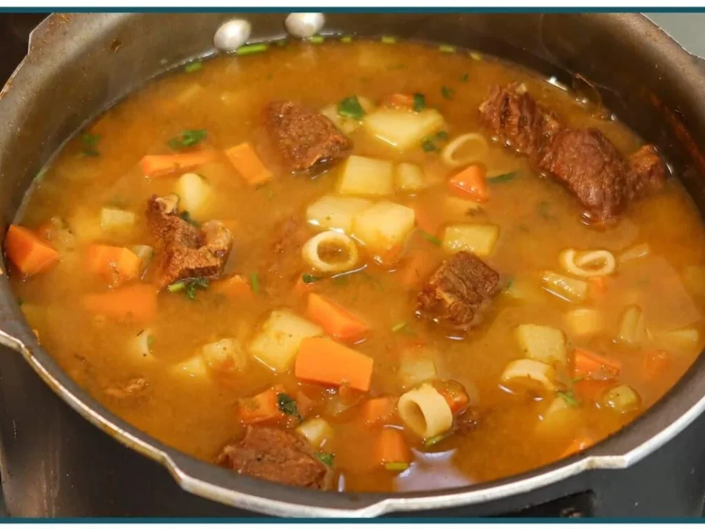 Sopa de carne com legumes