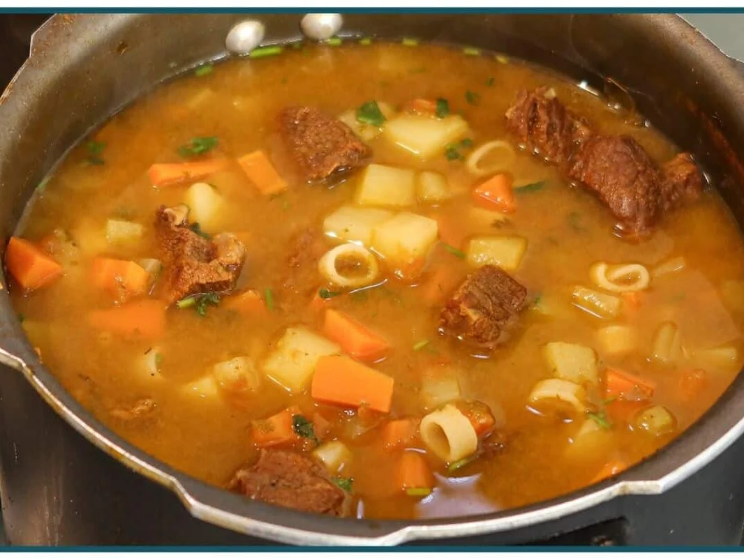 Sopa de carne com legumes