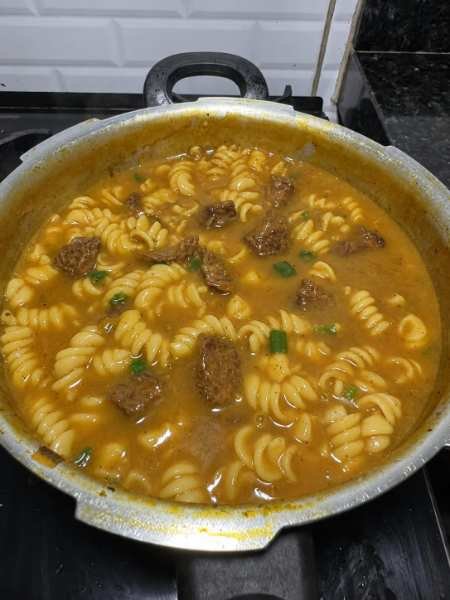 Sopinha de carne deliciosa pronto para servir