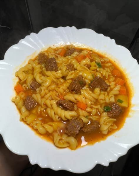 Sopinha deliciosa de carne pronto para servir