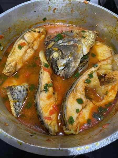 Tilápia cozida deliciosa pronto para servir