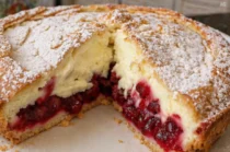 Torta de Iogurte Grego com Cereja e Cobertura de Massa Ralada