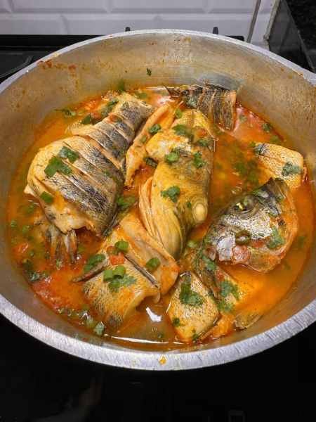 Tucunaré cozido perfeito pronto para servir