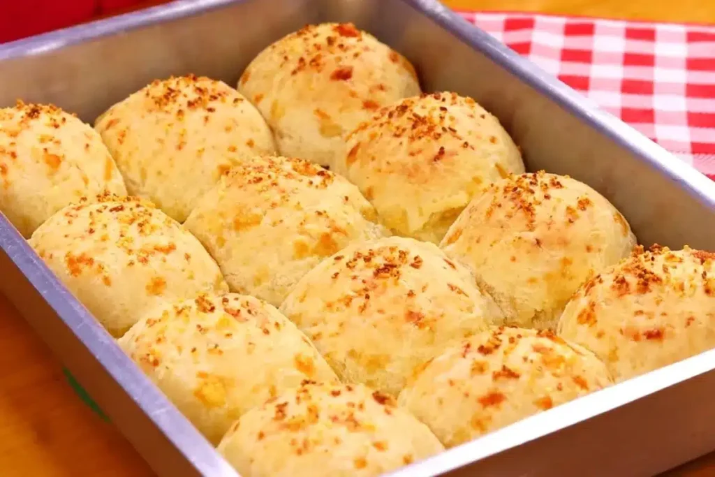 Pão de queijo amanteigado com preparo cuidadoso e aquele aroma de pão saindo do forno