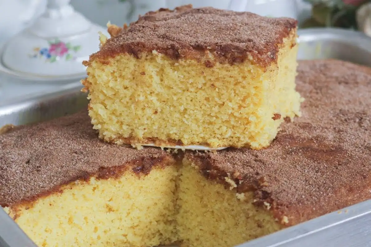Pão de ló de fubá com massa preparada passo a passo e finalização caprichada