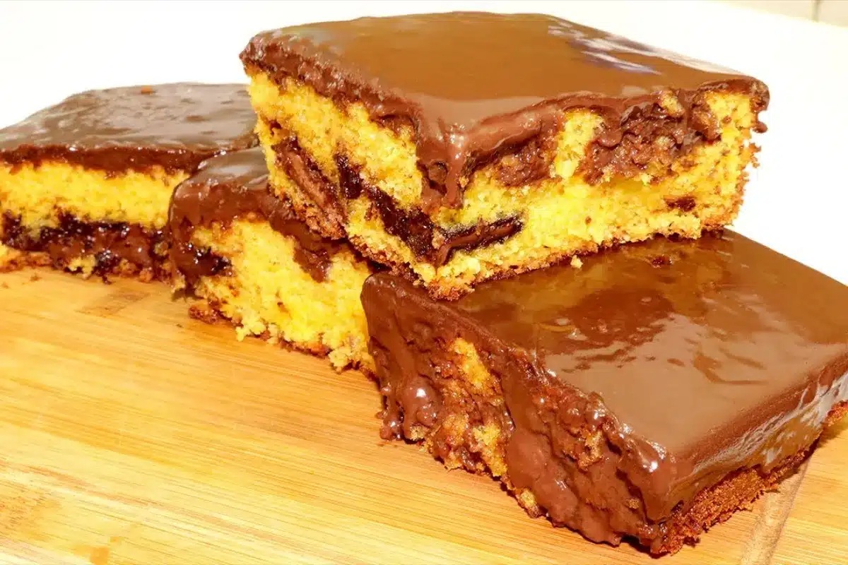 Bolo de cenoura recheado com textura bem feita e uma apresentação perfeita para o café