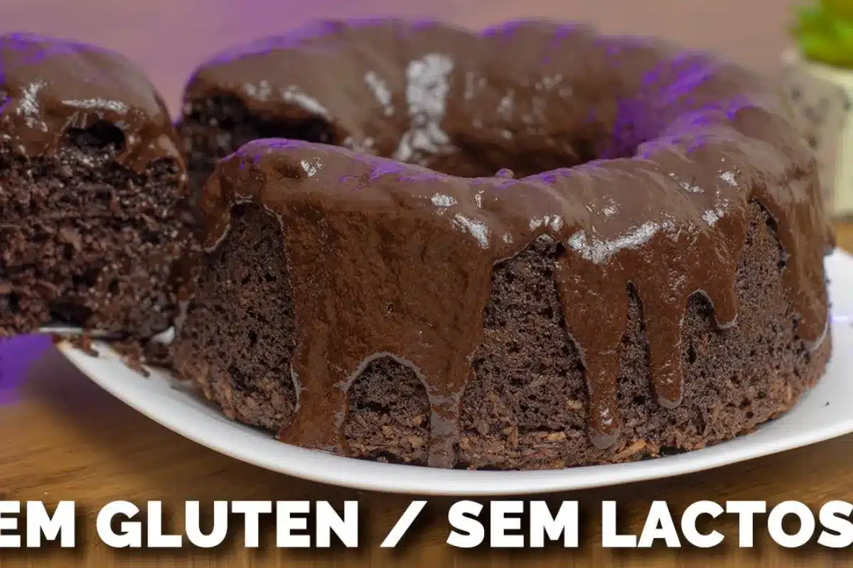 Bolo de chocolate sem glúten com ingredientes organizados e preparo simples para o lanche