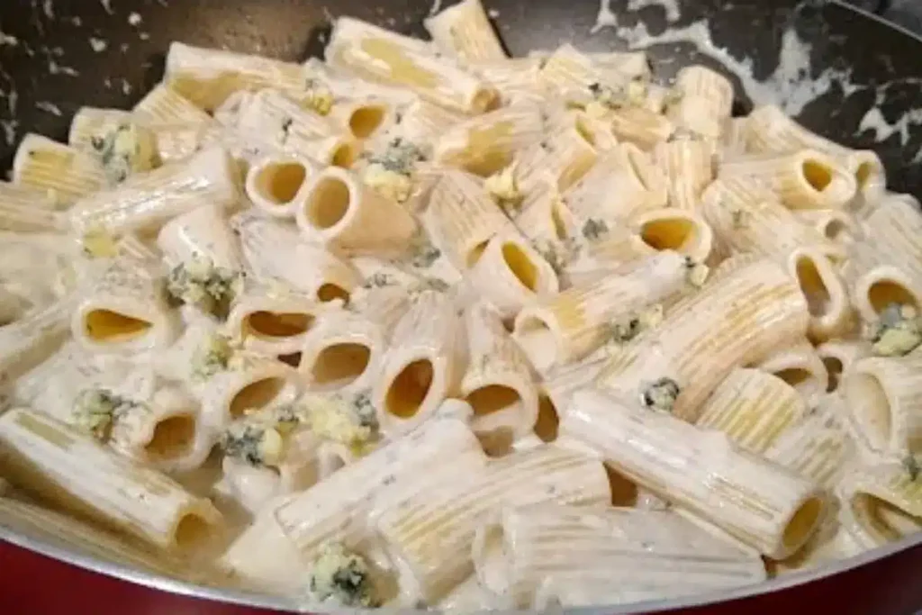 Macarrão ao molho de queijo feito em casa com ingredientes bem combinados e sabor marcante