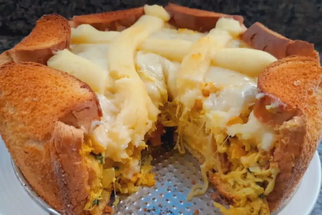 Torta de frango com pão de forma para o lanche da família com preparo prático e organizado