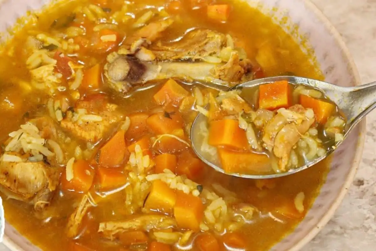 Canja de galinha com ingredientes bem combinados para variar o cardápio