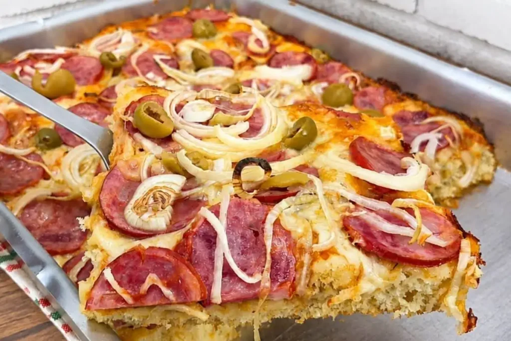 Pizza de massa mole feito em casa com ingredientes bem combinados e sabor marcante