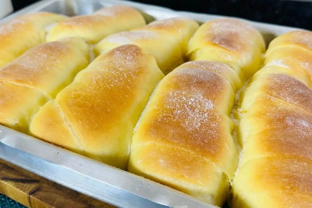 Pãozinho de laranja com massa trabalhada no ponto e finalização douradinha