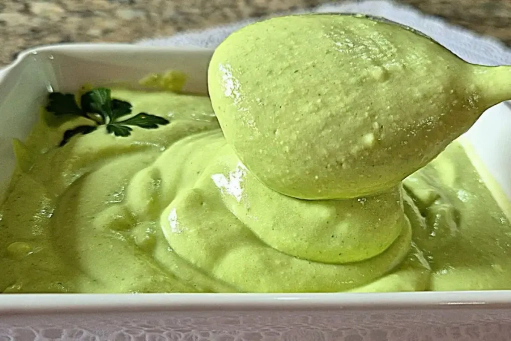 Maionese verde de lanchonete para variar o cardápio com uma preparação bem feita
