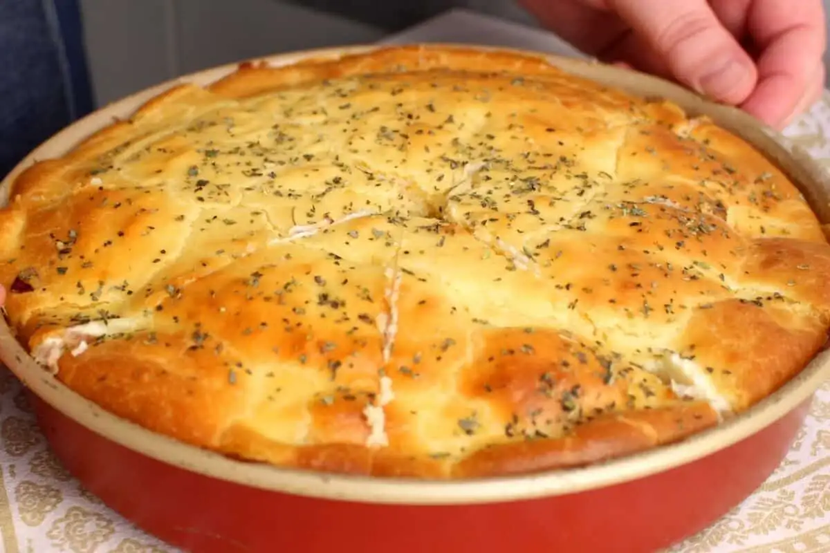Torta de atum para o lanche da família com preparo prático e organizado
