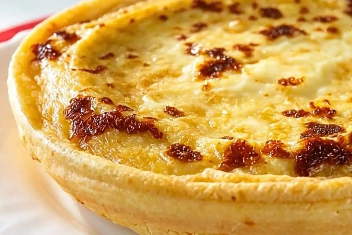 Pão de queijo de frigideira com massa trabalhada no ponto e finalização douradinha