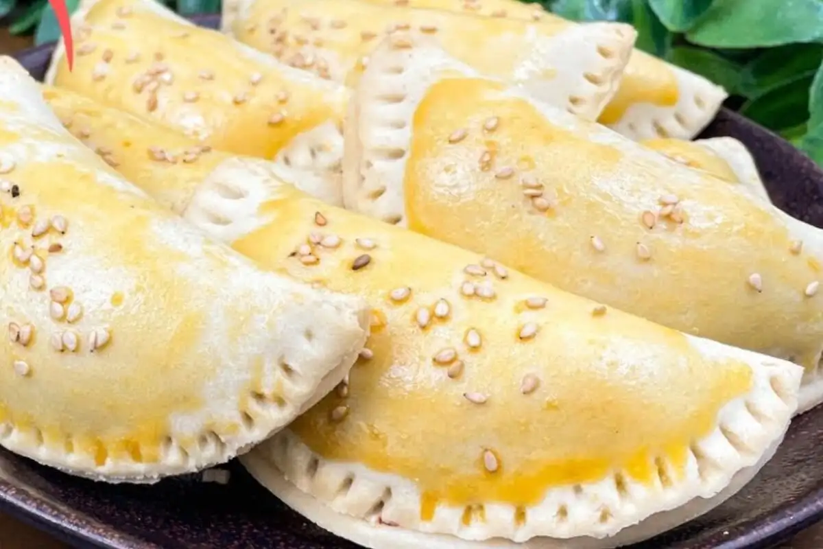 Pastel assado sem glúten com massa no ponto e uma finalização que faz diferença