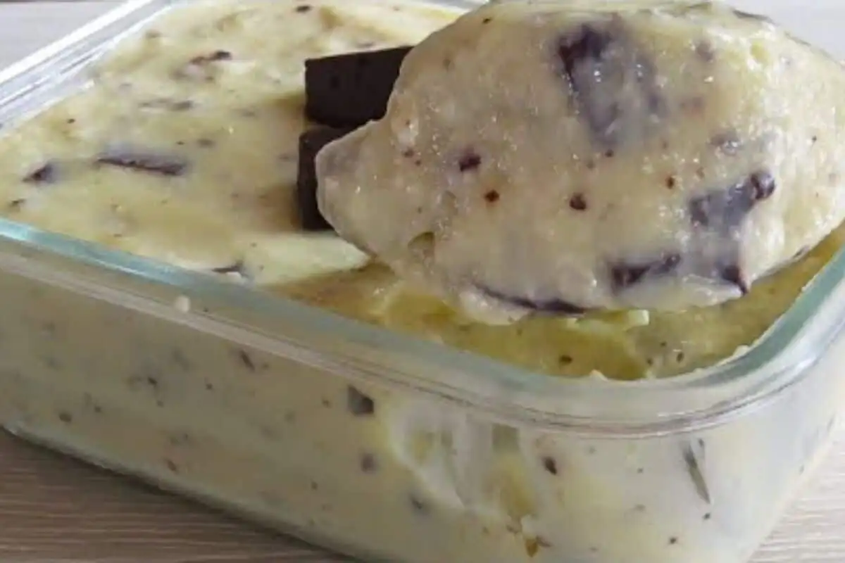 Gelado cremoso de abacaxi com ingredientes simples e uma finalização especial para surpreender