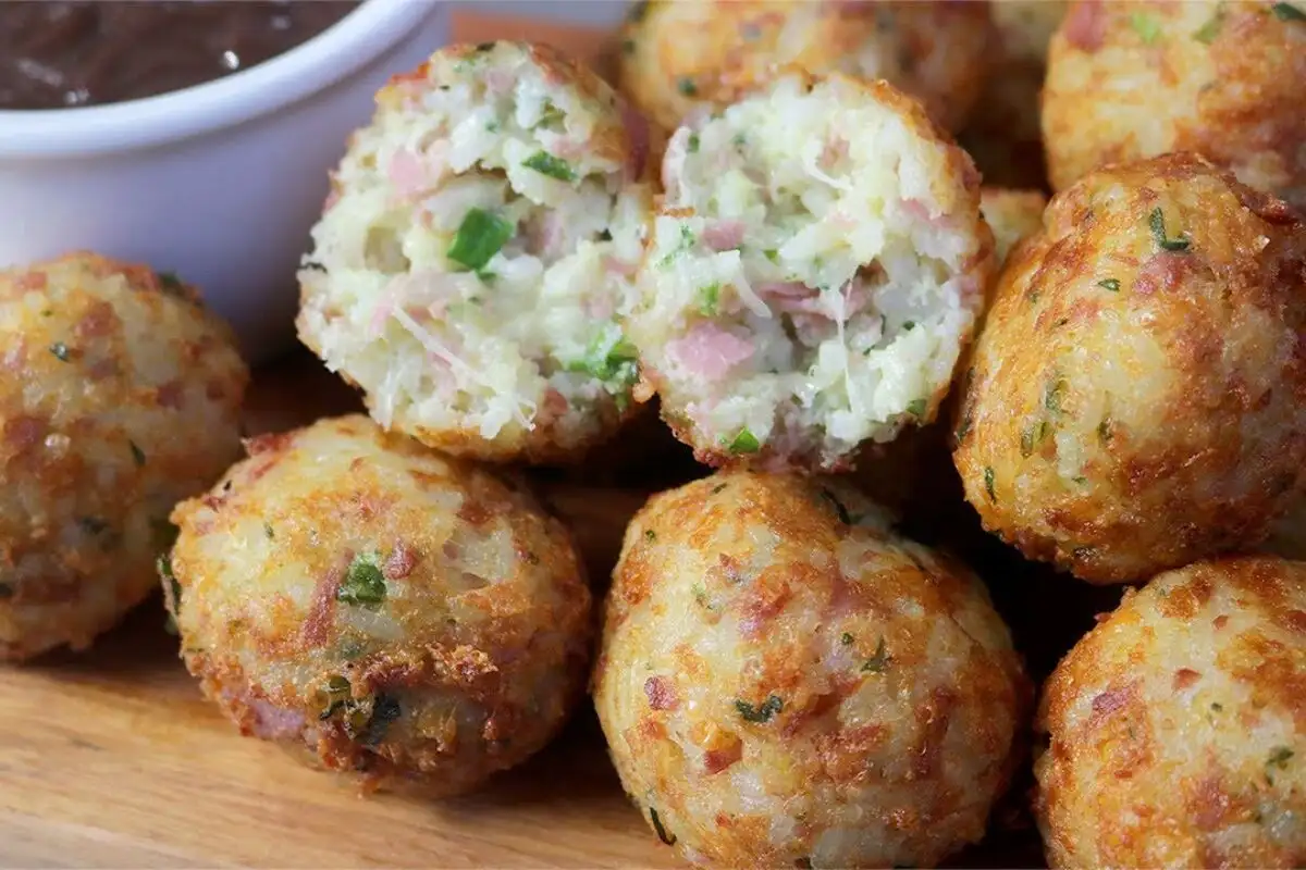 Bolinho de arroz com massa no ponto e uma finalização que faz diferença