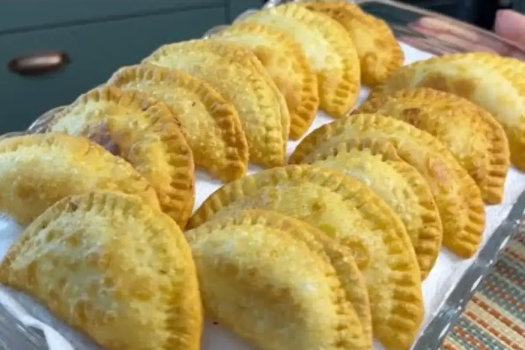 Pastel com 2 ingredientes para o lanche da família com preparo prático e organizado