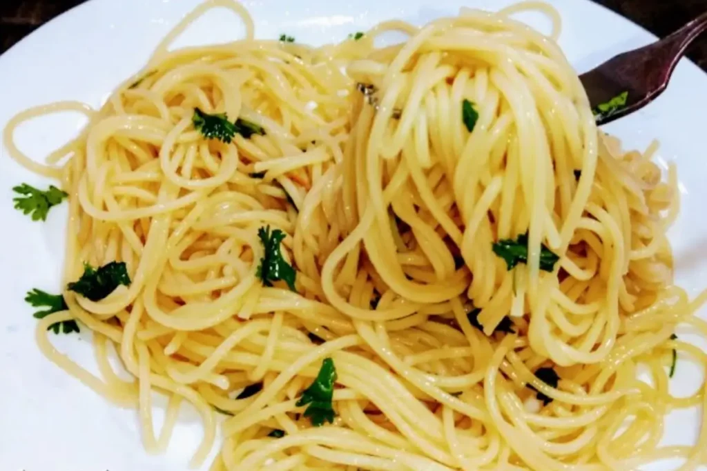 Macarrão alho e óleo com montagem prática e finalização caprichada para a família — com detalhes que valorizam o preparo na sua cozinha