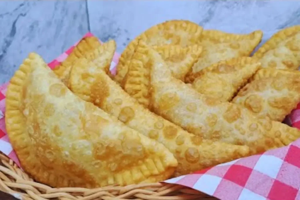 Massa de pastel com creme de leite para o lanche da família com preparo prático e organizado