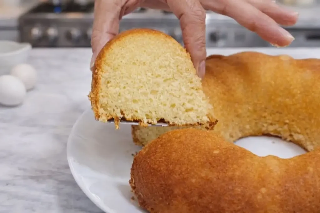 Bolo de leite condensado com massa preparada passo a passo e finalização caprichada