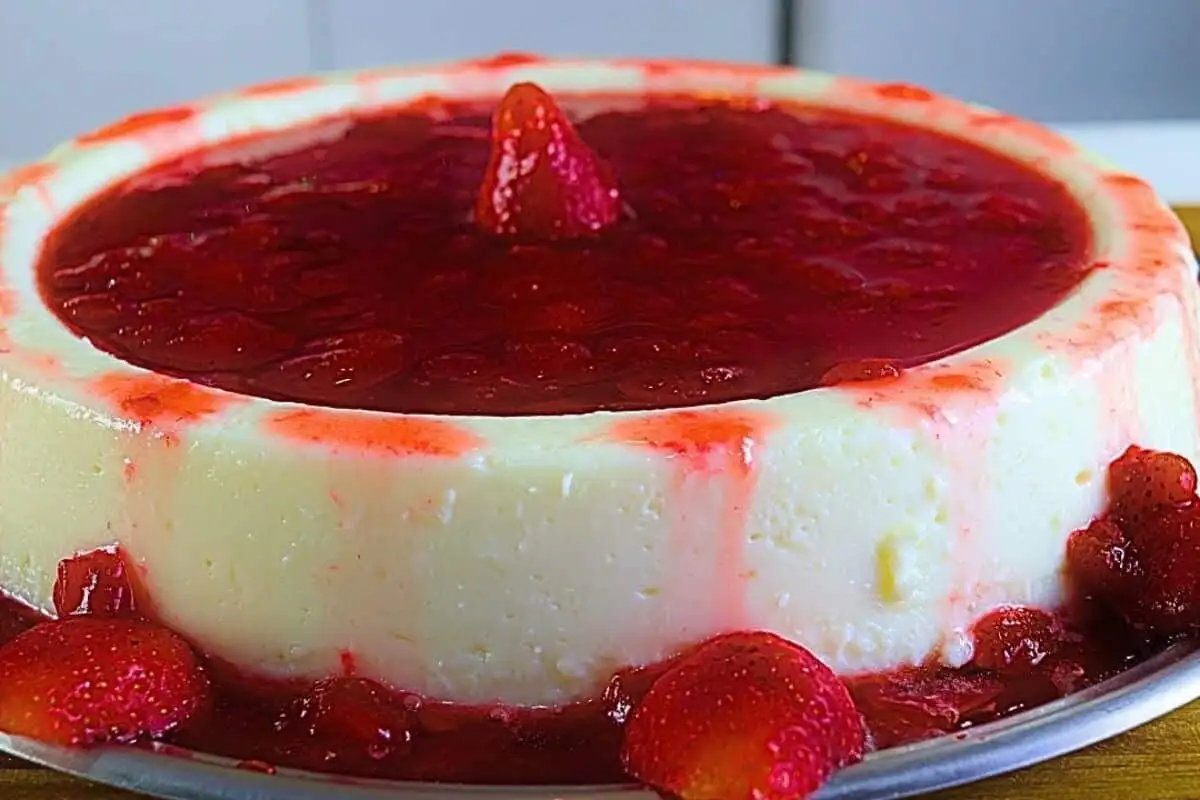 Manjar com calda de morangos com ingredientes simples e uma finalização especial para surpreender