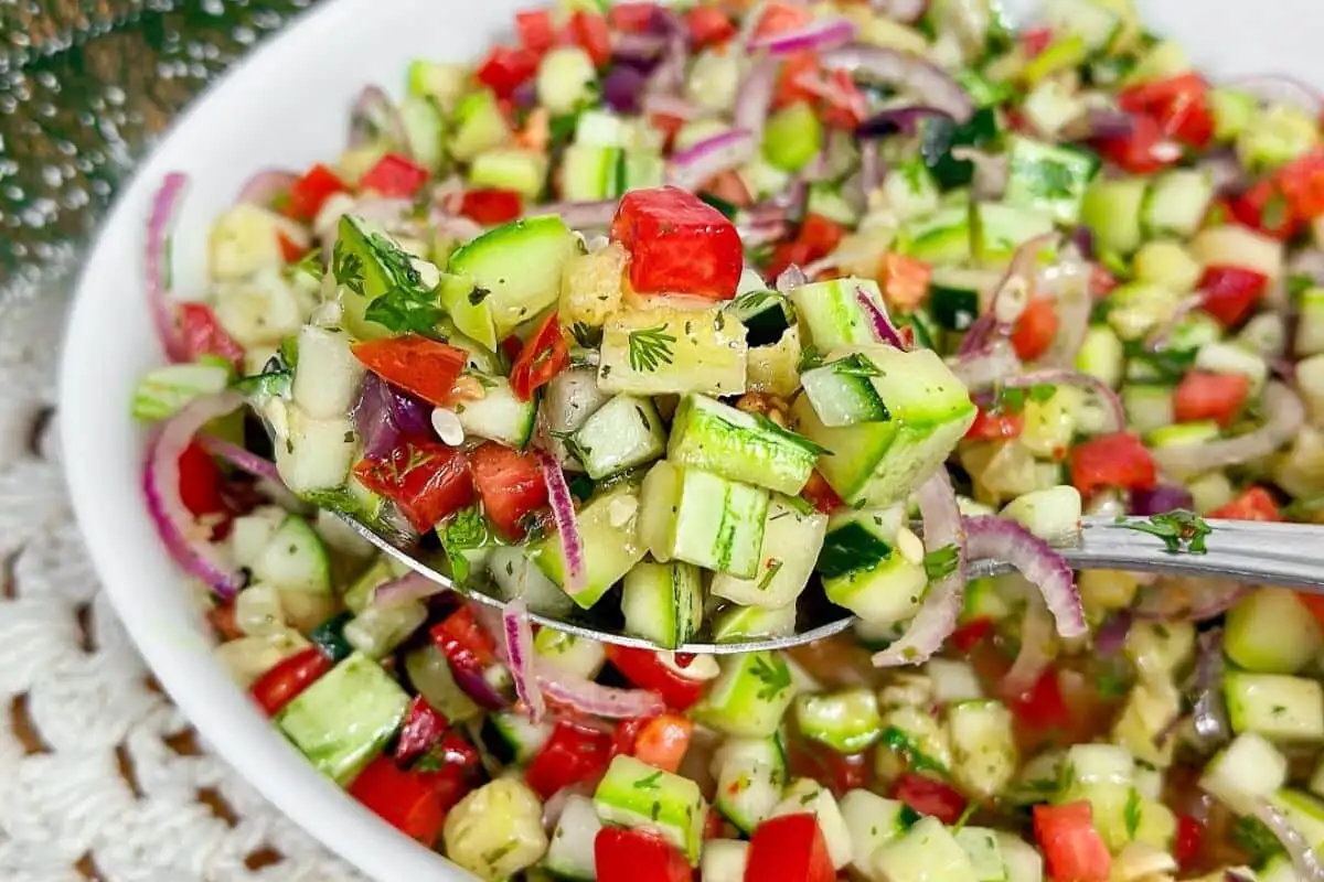 Salada refrescante com textura no ponto para complementar a refeição