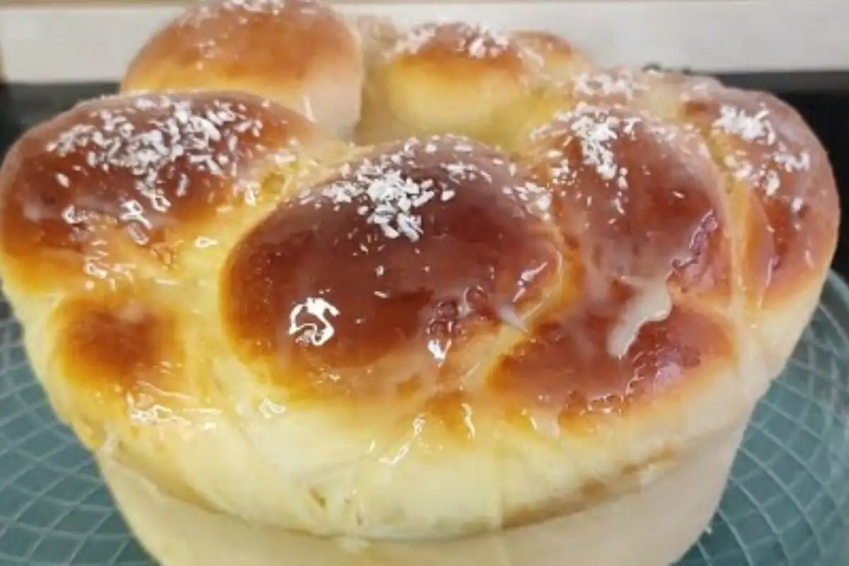 Rosca de coco com preparo cuidadoso e aquele aroma de pão saindo do forno