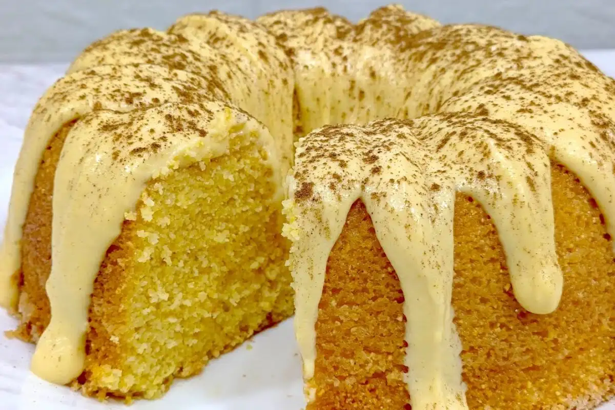 Bolo de milho com cobertura com massa preparada passo a passo e finalização caprichada