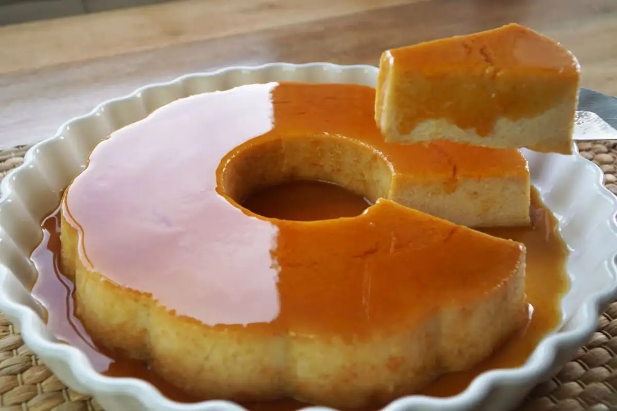 Pudim de pão com sabor caseiro e montagem detalhada para acertar em casa