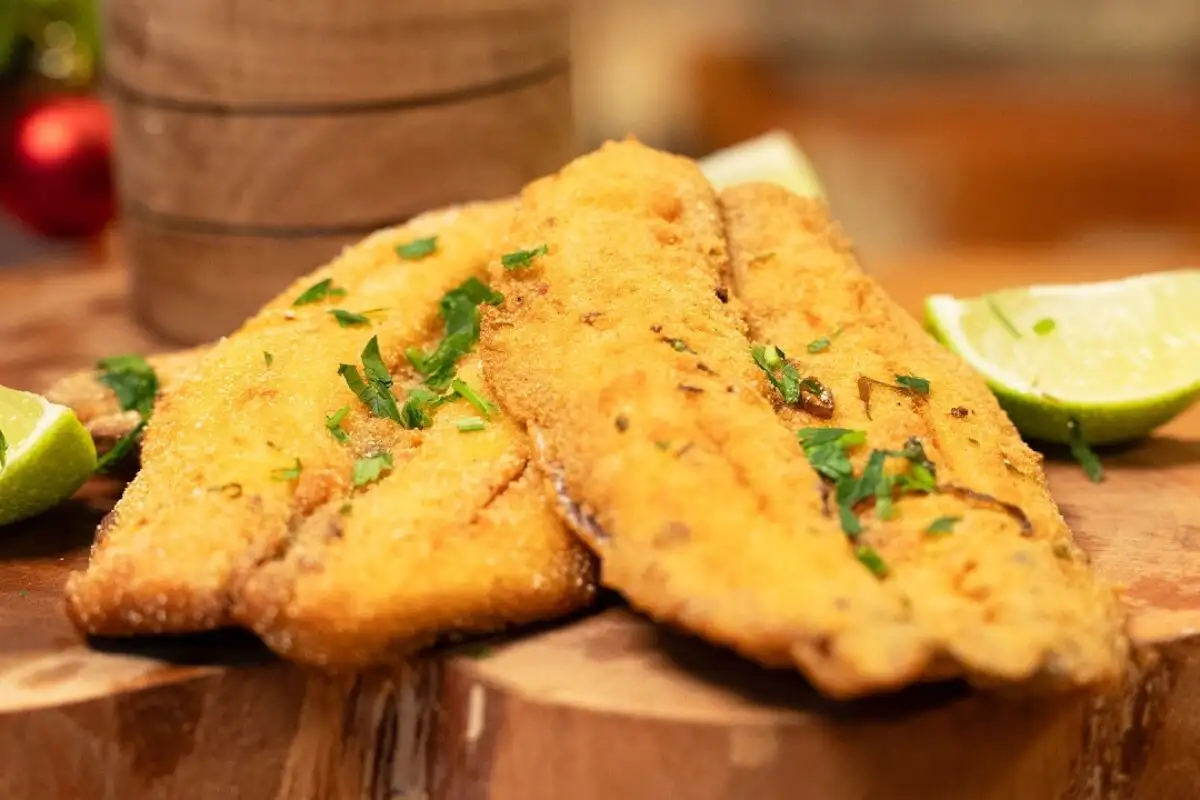 Sardinha empanada com textura bem feita e o cuidado certo na hora de montar