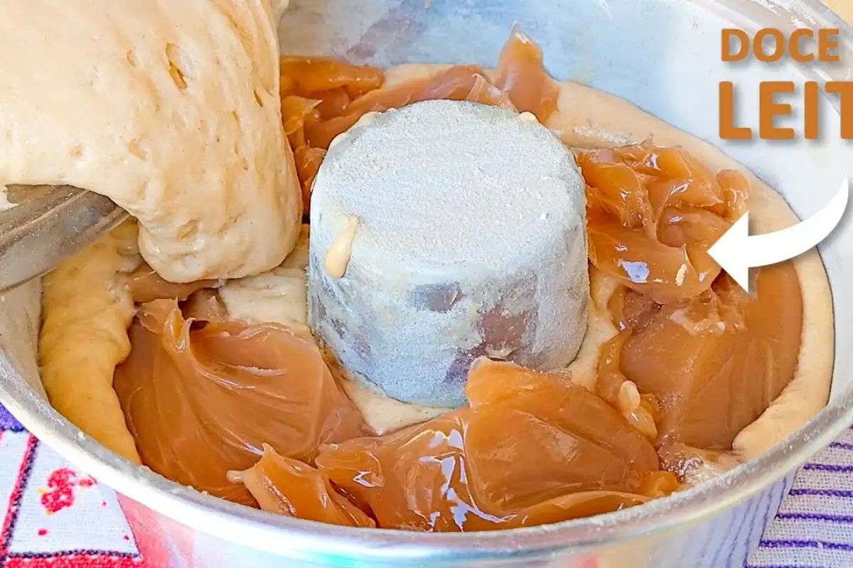 Bolo de doce de leite com camadas bem montadas e uma apresentação que abre o apetite